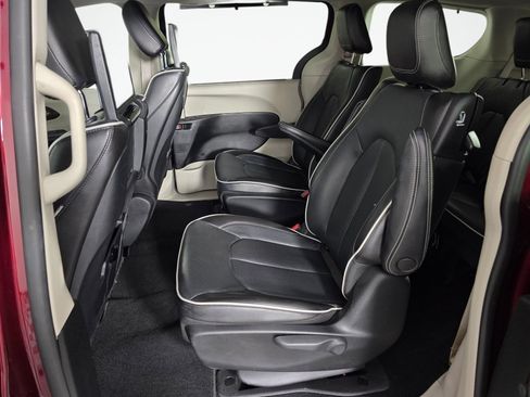 Used 2022 Chrysler Pacifica Limited w/ Uconnect Theater Family Group FWD image 43
