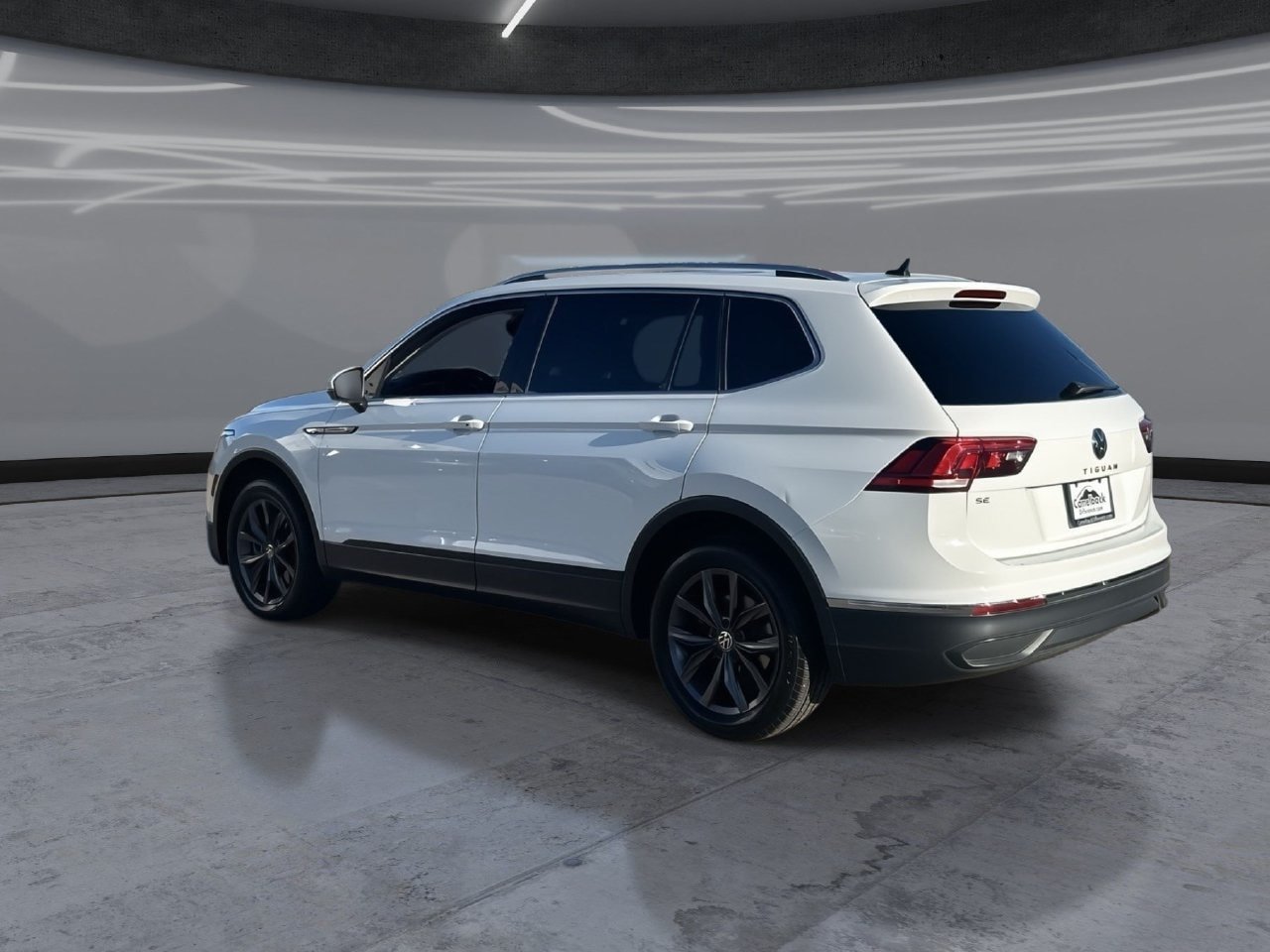 Used 2022 Volkswagen Tiguan SE w/ Panoramic Sunroof Package FWD image 4