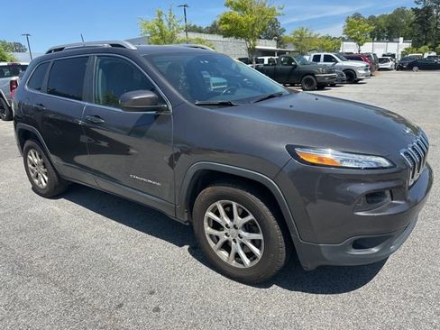 Used 2017 Jeep Cherokee Latitude w/ Comfort/Convenience Group image 4