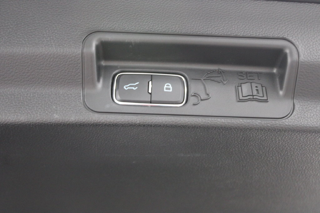 Used 2024 Ford Explorer XLT RWD image 32