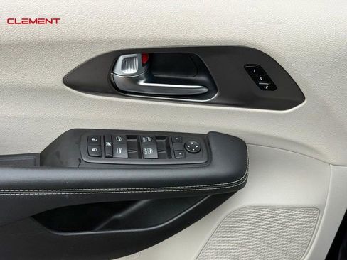 Used 2024 Chrysler Pacifica Touring-L FWD image 19