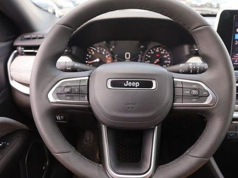 Used 2025 Jeep Compass Latitude w/ Sun & Sound Group AWD/4WD image 11
