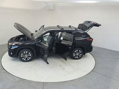 Certified 2024 Toyota Highlander XLE AWD/4WD image 18