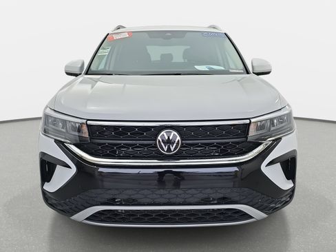 Certified 2024 Volkswagen Taos SE image 8