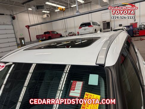 Certified 2022 Toyota Highlander XLE image 6