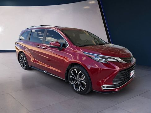 Used 2025 Toyota Sienna Platinum FWD image 7