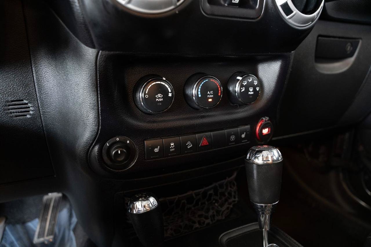 Used 2014 Jeep Wrangler Unlimited Rubicon w/ Connectivity Group AWD/4WD image 18
