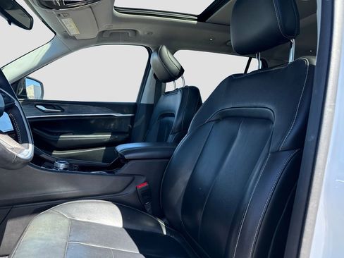 Used 2022 Jeep Grand Cherokee L Limited AWD/4WD image 6