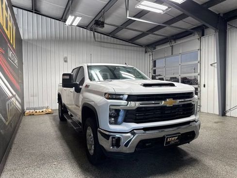 Used 2025 Chevrolet Silverado 2500 LT AWD/4WD image 17