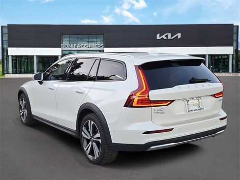 Used 2023 Volvo V60 B5 Cross Country Plus w/ Protection Package Premier image 3