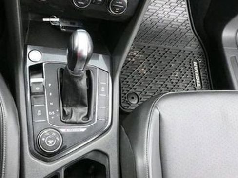 Used 2018 Volkswagen Tiguan SE image 21