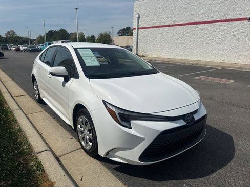 Certified 2025 Toyota Corolla LE FWD image 1