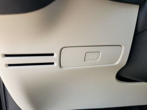 Certified 2025 Volvo XC40 B5 Plus AWD/4WD image 18
