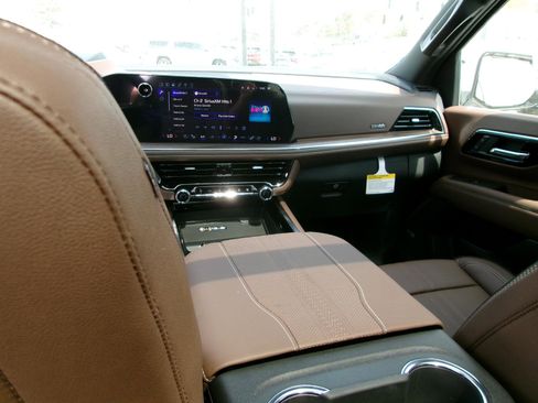 New 2026 Chevrolet Suburban High Country w/ Sun And Tow Package AWD/4WD image 15