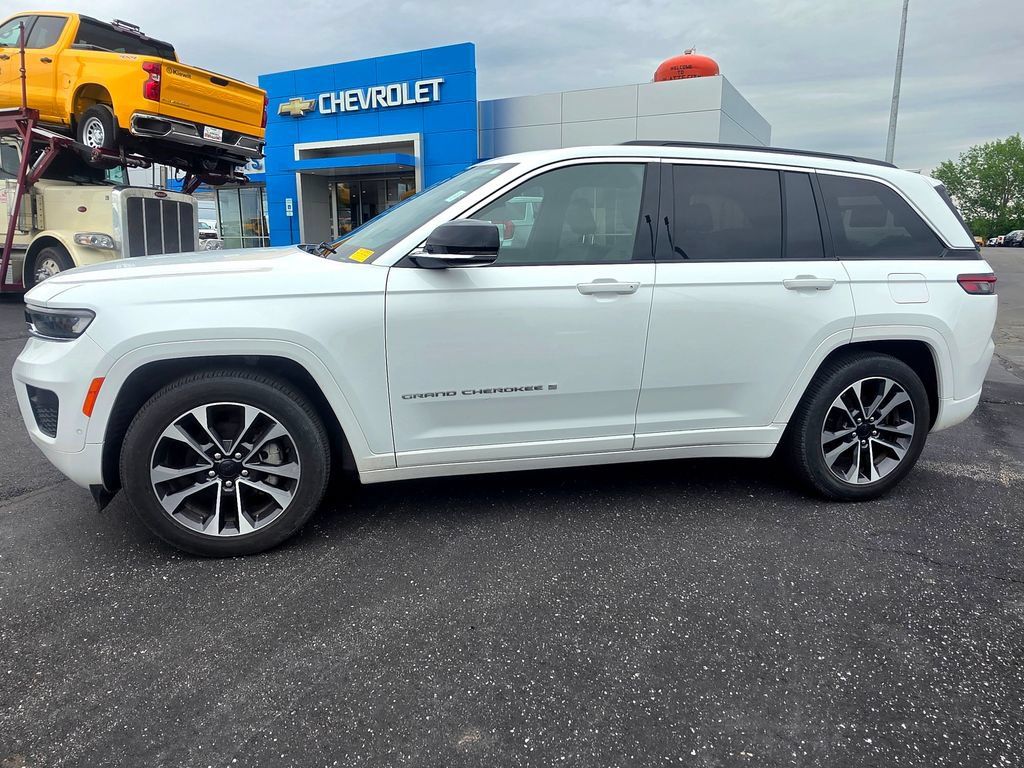 Used 2025 Jeep Grand Cherokee Overland w/ Trailer Tow Package AWD/4WD image 3