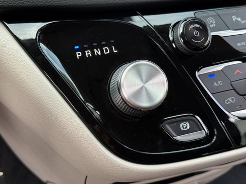 Used 2022 Chrysler Pacifica Touring-L FWD image 28