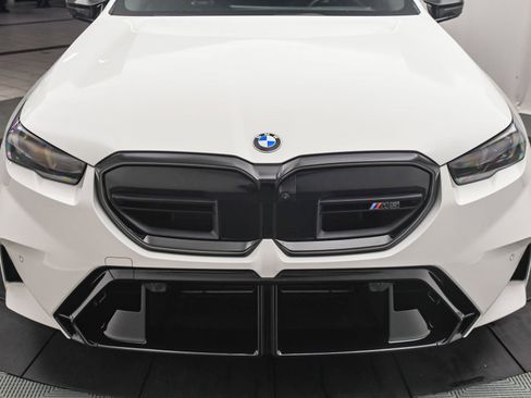 Used 2025 BMW M5 w/ Carbon Package image 29
