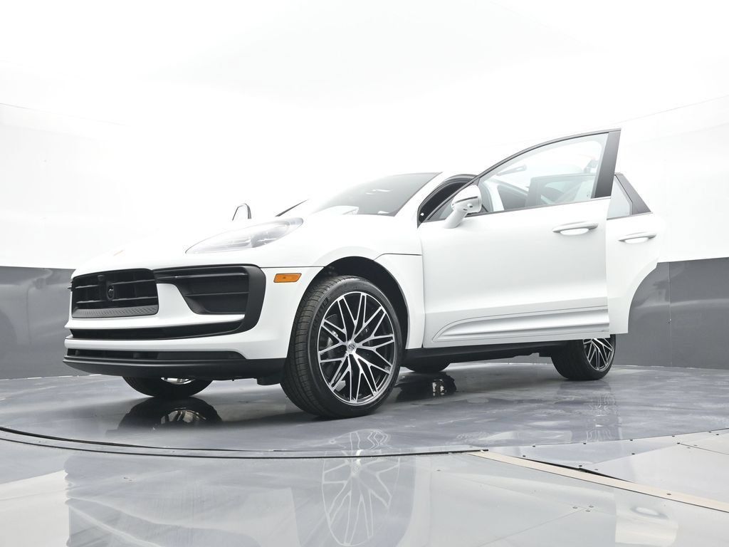Certified 2026 Porsche Macan AWD/4WD image 31
