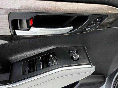 Used 2023 Toyota Highlander Limited image 24