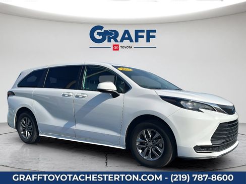 Used 2025 Toyota Sienna LE FWD image 4