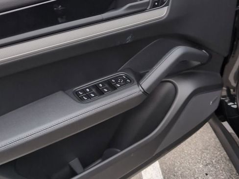Certified 2025 Porsche Cayenne AWD/4WD image 7