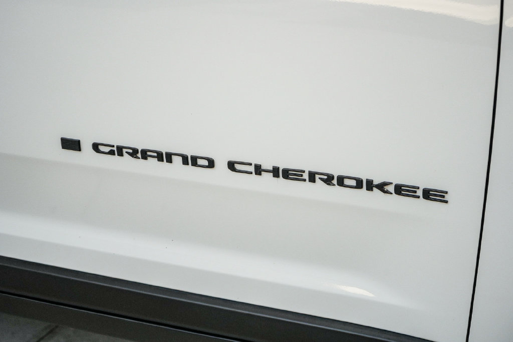 Used 2023 Jeep Grand Cherokee Altitude AWD/4WD image 10