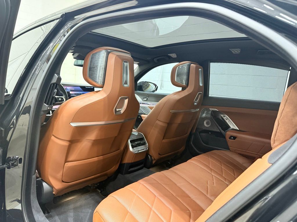 Used 2023 BMW i7 xDrive60 AWD/4WD image 34