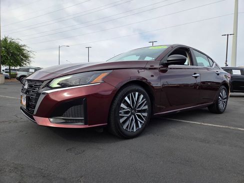 Used 2024 Nissan Altima 2.5 SV FWD image 2