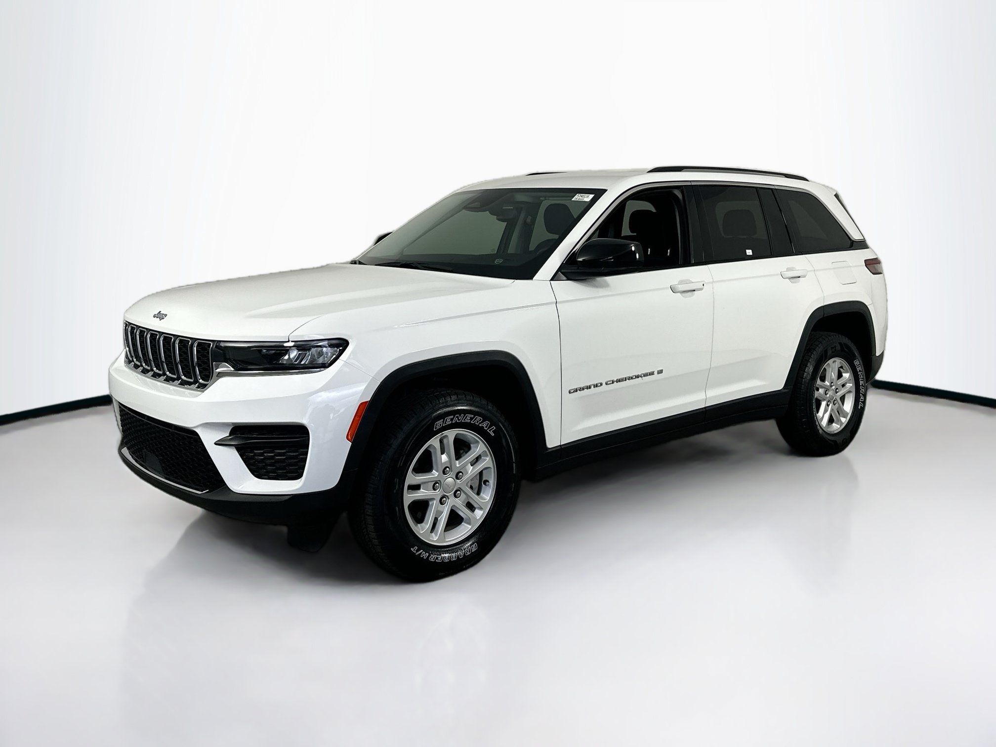 Used 2023 Jeep Grand Cherokee Laredo AWD/4WD image 1