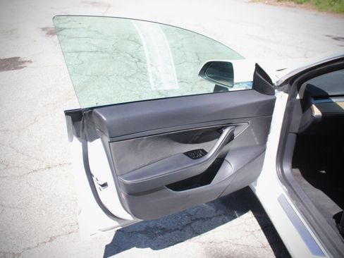 Used 2020 Tesla Model 3 Standard Range RWD image 9