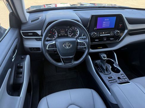 Used 2023 Toyota Highlander XLE AWD/4WD image 20