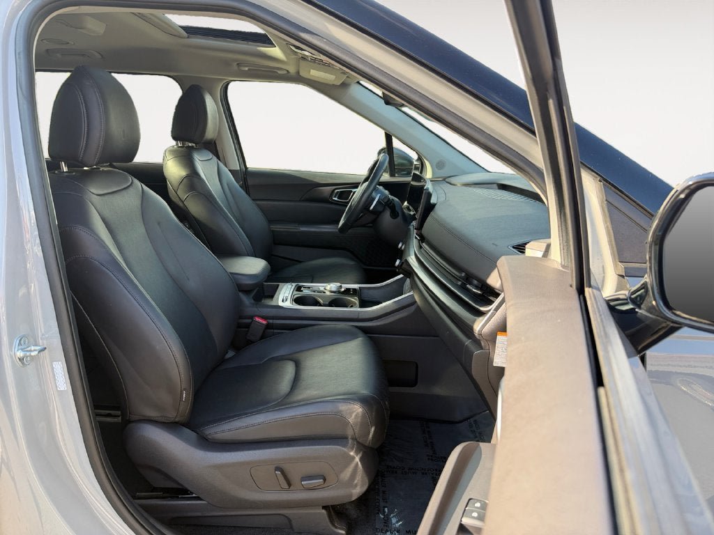 Used 2025 Kia Carnival SX w/ SX Dark Edition Package FWD image 25
