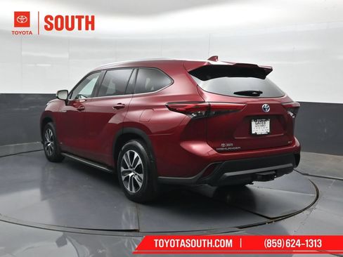 Used 2021 Toyota Highlander XLE AWD/4WD image 8