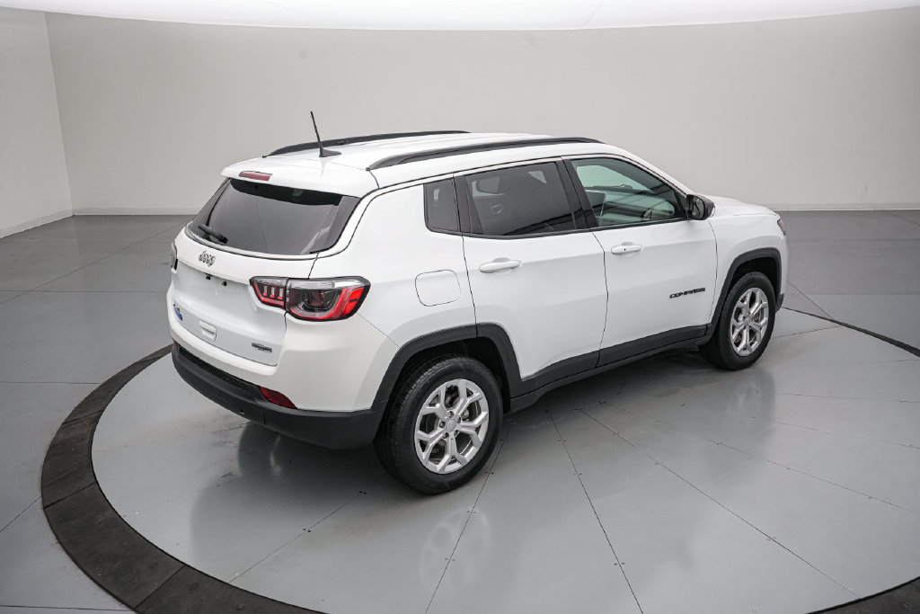 Used 2024 Jeep Compass Latitude AWD/4WD image 4