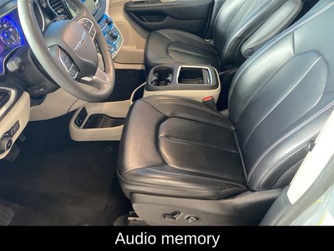 Used 2023 Chrysler Pacifica Touring-L FWD image 7