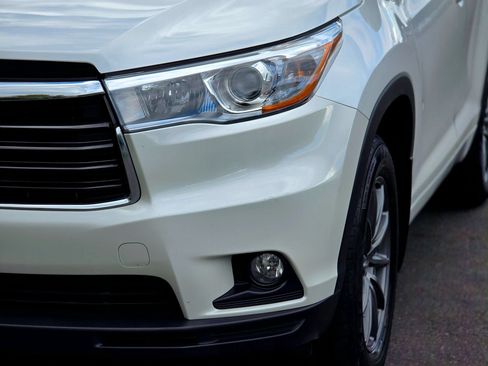 Used 2016 Toyota Highlander LE AWD/4WD image 3