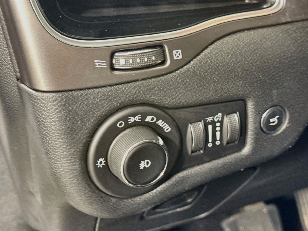 Used 2019 Jeep Cherokee Limited FWD image 10
