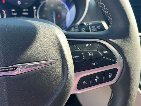 Used 2023 Chrysler Pacifica Touring-L image 20