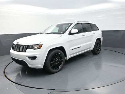 Used 2018 Jeep Grand Cherokee Altitude image 3