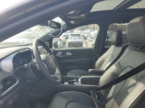 New 2026 Chrysler Pacifica Limited w/ Trailer Tow Group image 19