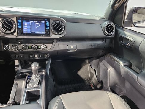 Used 2019 Toyota Tacoma TRD Off-Road AWD/4WD image 11