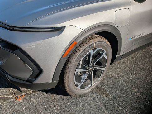 New 2026 Chevrolet Equinox EV LT image 10