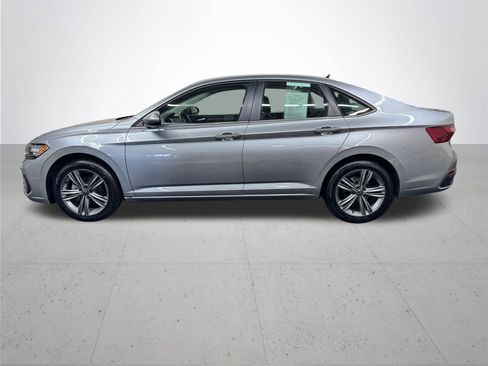 Used 2024 Volkswagen Jetta SE FWD image 3