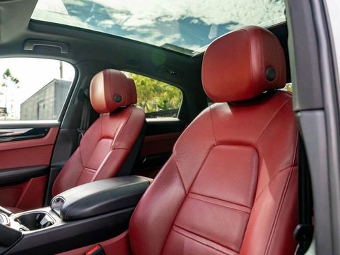 Used 2020 Porsche Cayenne image 17