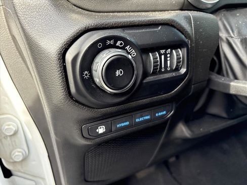 Used 2022 Jeep Wrangler Sahara w/ Cold Weather Group image 18