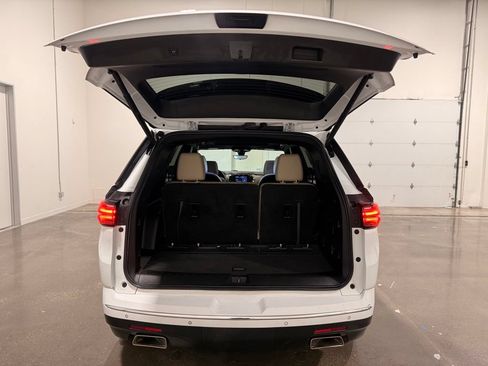Used 2023 Chevrolet Traverse Premier FWD image 9