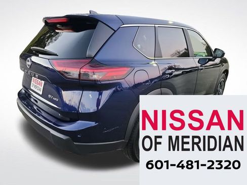 Used 2024 Nissan Rogue SV image 5