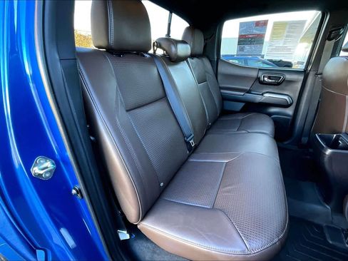 Used 2016 Toyota Tacoma Limited image 18