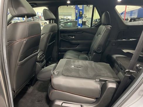 Used 2025 Honda Pilot TrailSport image 13