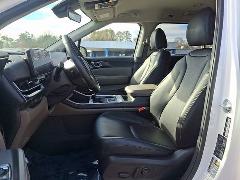Used 2025 Kia Carnival FWD image 15